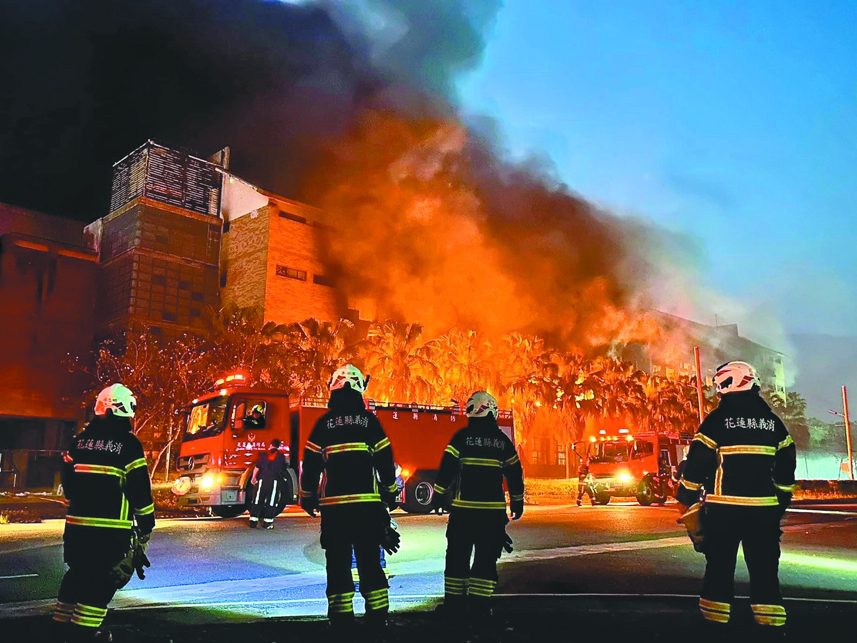 東華大學理工一館因0403花蓮大地震發生大火,火勢延燒逾20小時才撲滅,整體災損高達5億元。(東華大學提供/羅亦晽花蓮傳真) image