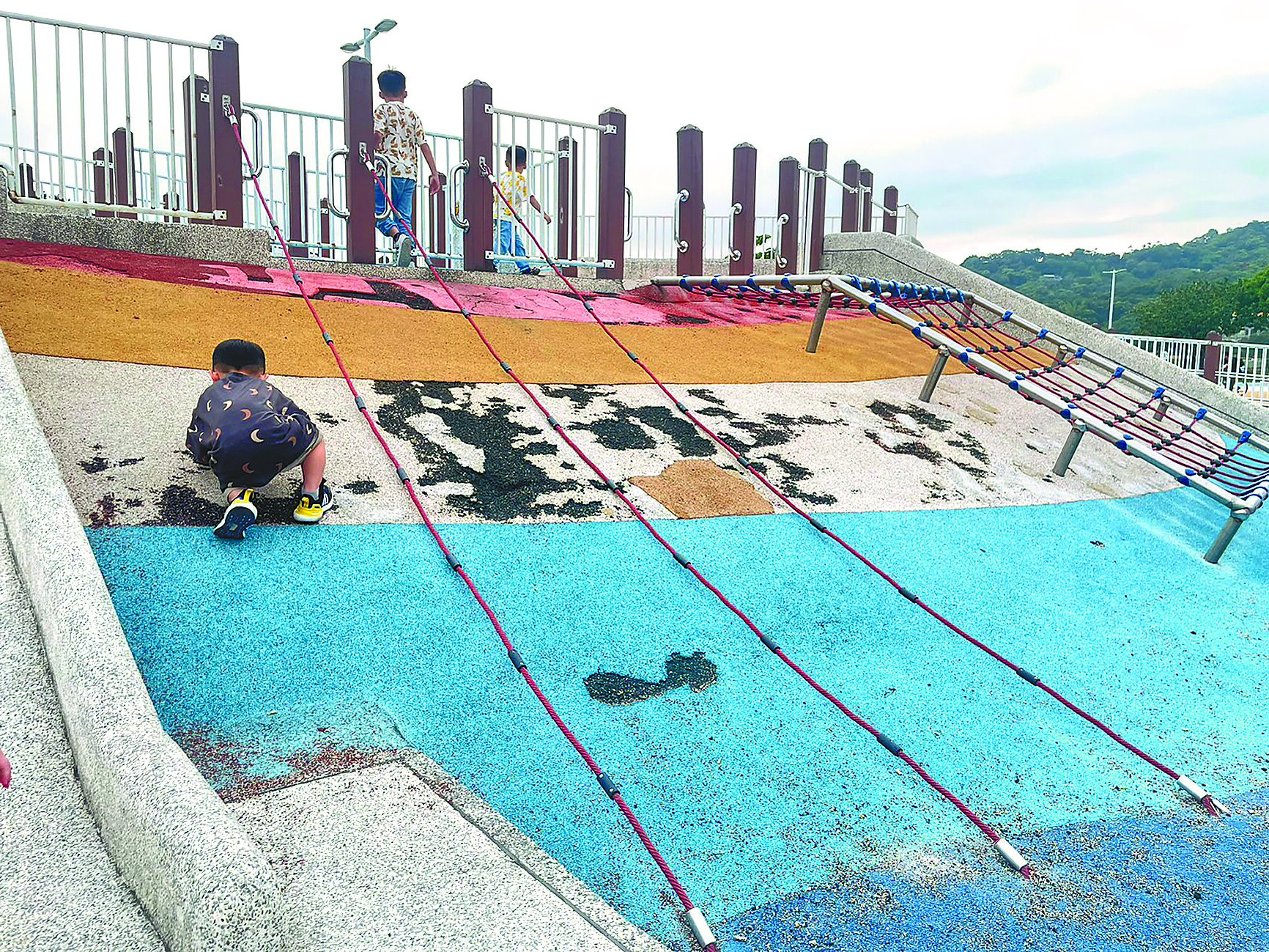 由台北市工務局公園處、水利處轄管的公園共有75座共融式遊戲場,市議員王欣儀6日指出,從去年至今年4月報修件數竟高達189件。(台北市議員王欣儀研究室提供/劉彥宜台北傳真) image