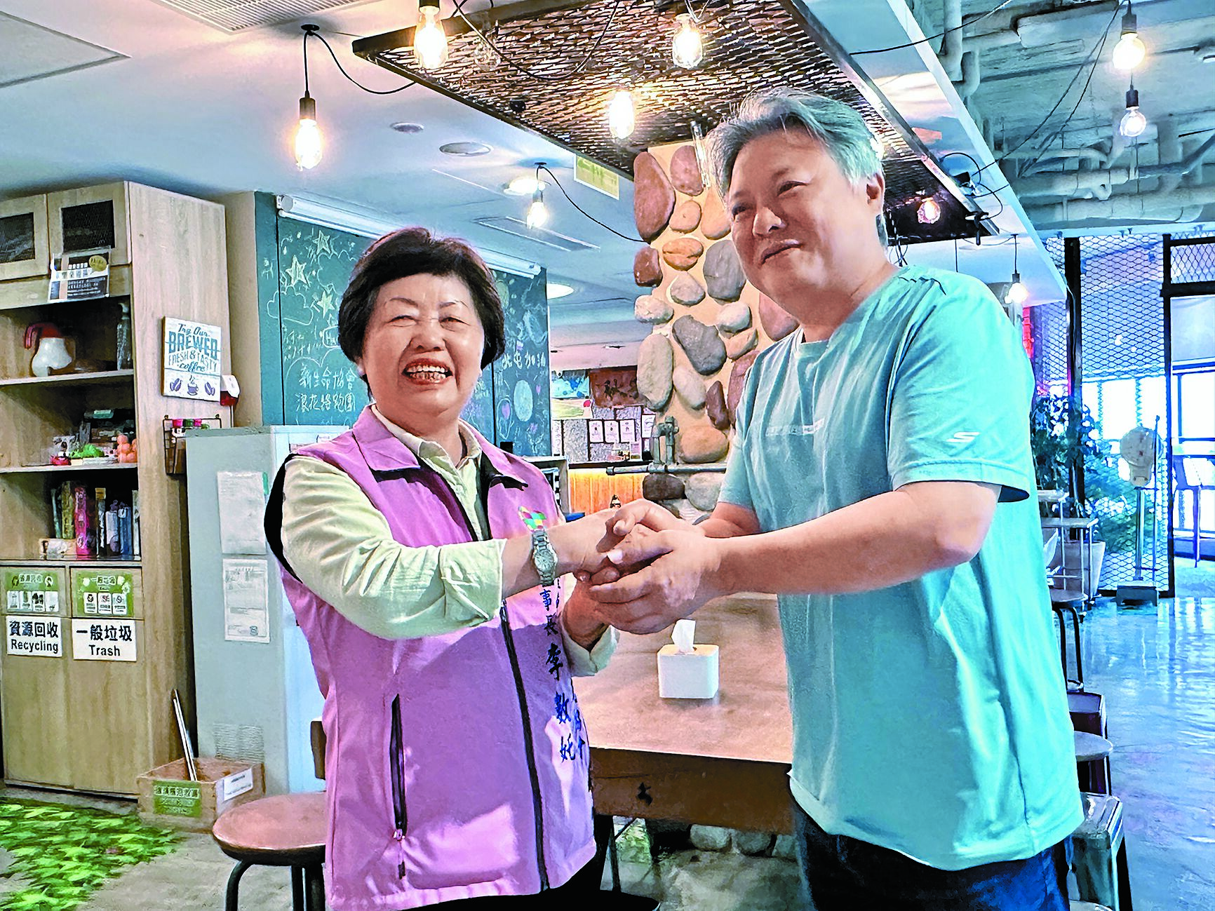 台東縣觀光協會理事長李數奼(左)11日偕業者拜會花蓮觀光協會理事長陳義豐(右),共同討論震後花東旅遊方案。(王志偉攝) image
