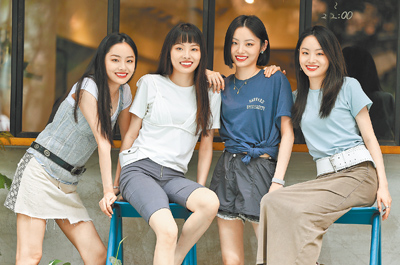 「紅飛林樂團」二姊婉清(左起)、小妹婉潔、大姊婉冰、三姊婉玉,日前來台宣傳專輯《心神未定》。(陳俊吉攝) image