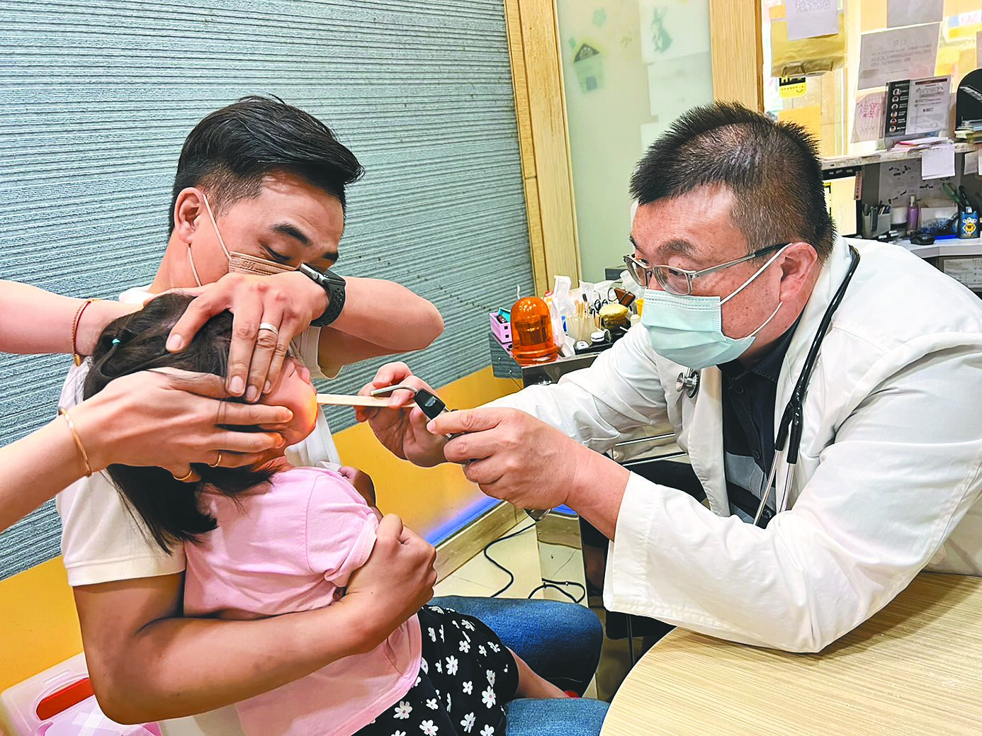 兒科住院醫師招募困難,衛福部留任獎勵計畫最近出爐。圖為兒科醫師看診示意圖。(本報資料照片) image