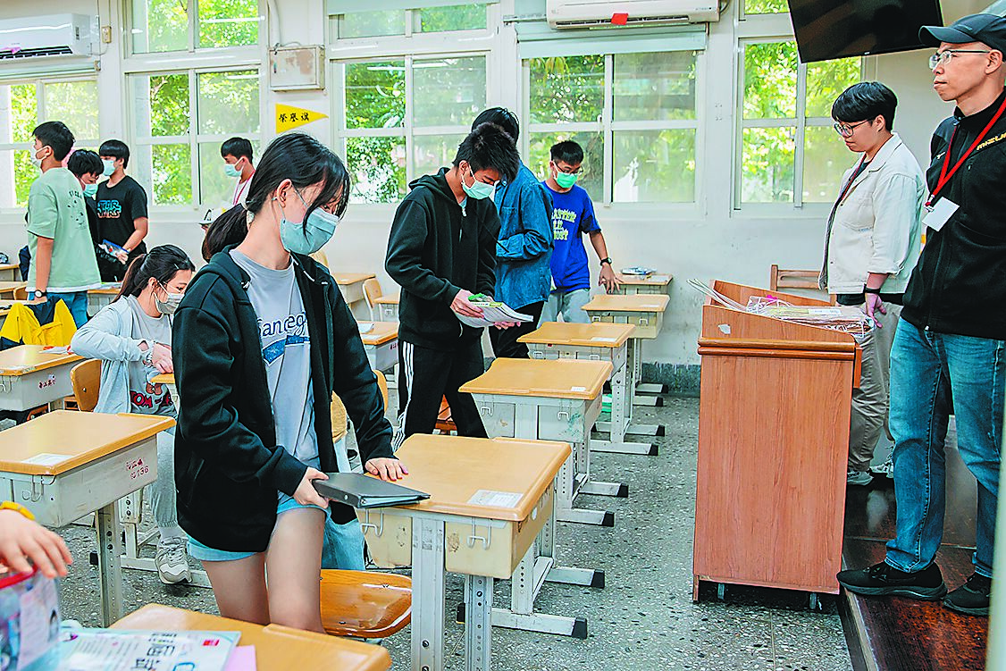 113年國中教育會考18日、19日登場,有19萬名考生參加會考,第一天先考社會、數學、國文、寫作測驗。(郭吉銓攝) image