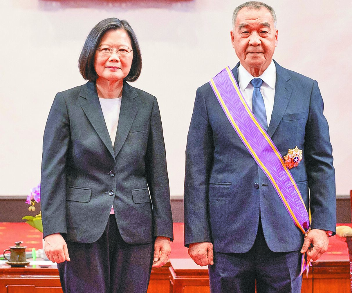 前國防部長邱國正(右)出任中科院有給職顧問。(總統府提供) image
