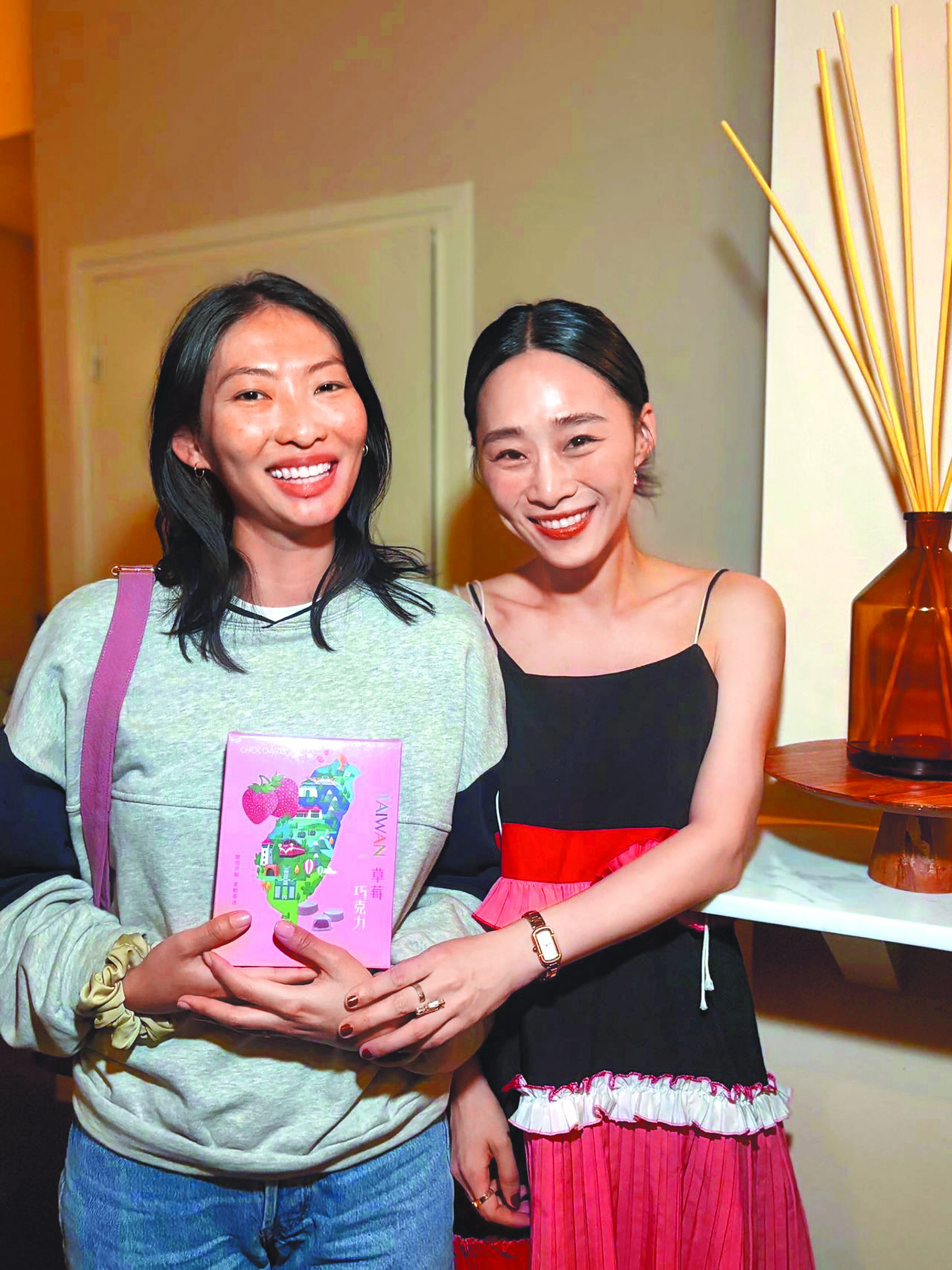 吳可熙(右)贈與導演Constance Tsang台灣味伴手禮。(CAA提供) image