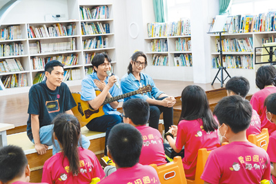 宇宙人日前受邀前往校園擔任「一日音樂老師」。(相信音樂提供) image