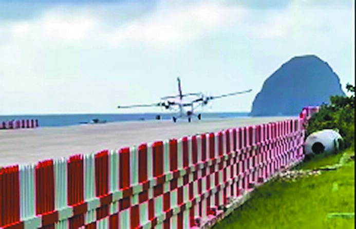 日前台東縣蘭嶼鄉1架班機原本欲降落,後因側風過強返回台東。(蘭嶼郵差簡偉駿提供/蔡旻妤台東傳真) image