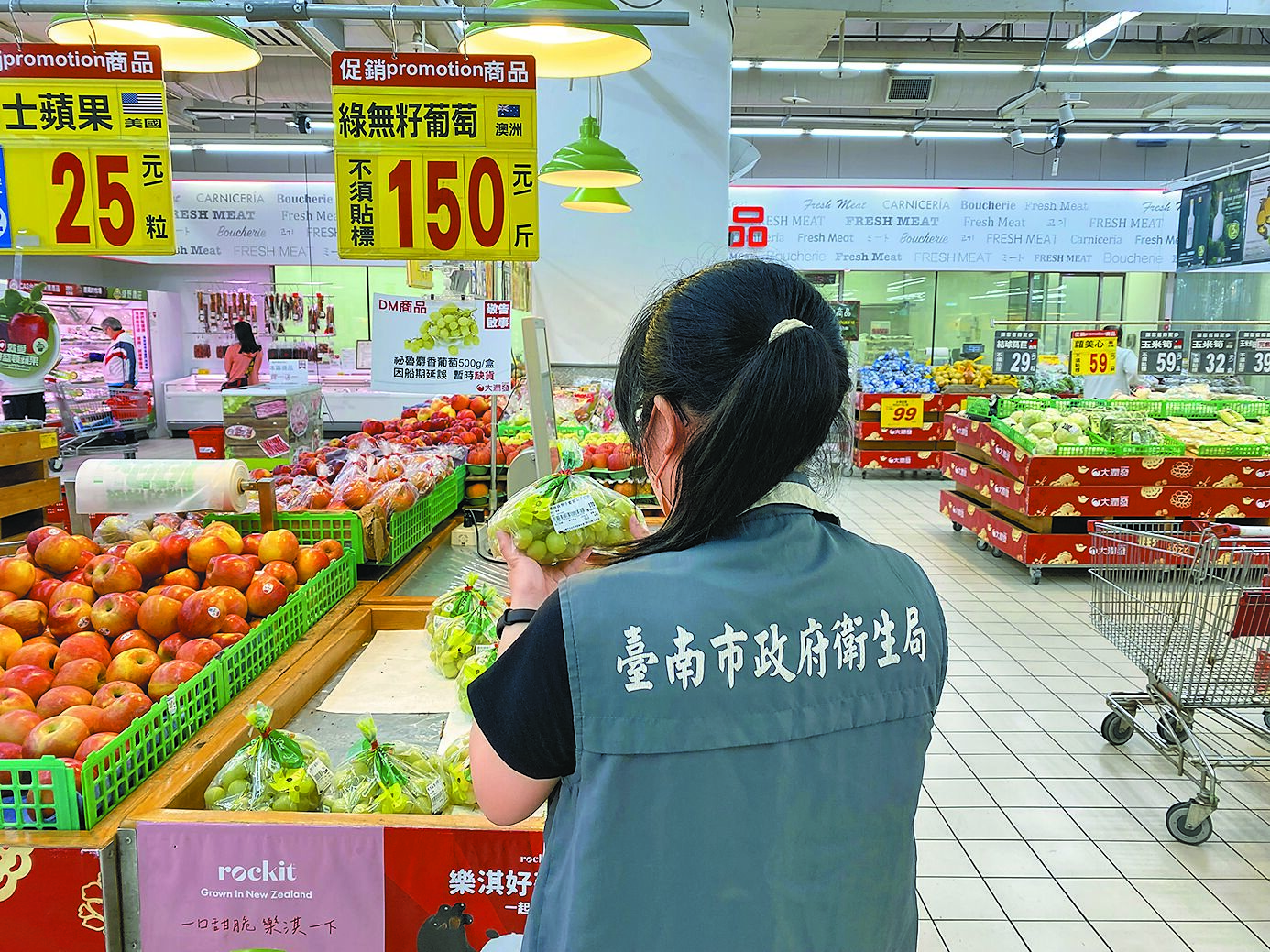 台南市政府衛生局針對各市場、蔬果零售業者、超市、賣場、餐飲店,今年1至5月抽驗175件生鮮蔬果檢驗殘留農藥後,3日公布檢驗結果,共有17件不合格。(台南市政府衛生局提供/洪榮志台南傳真) image