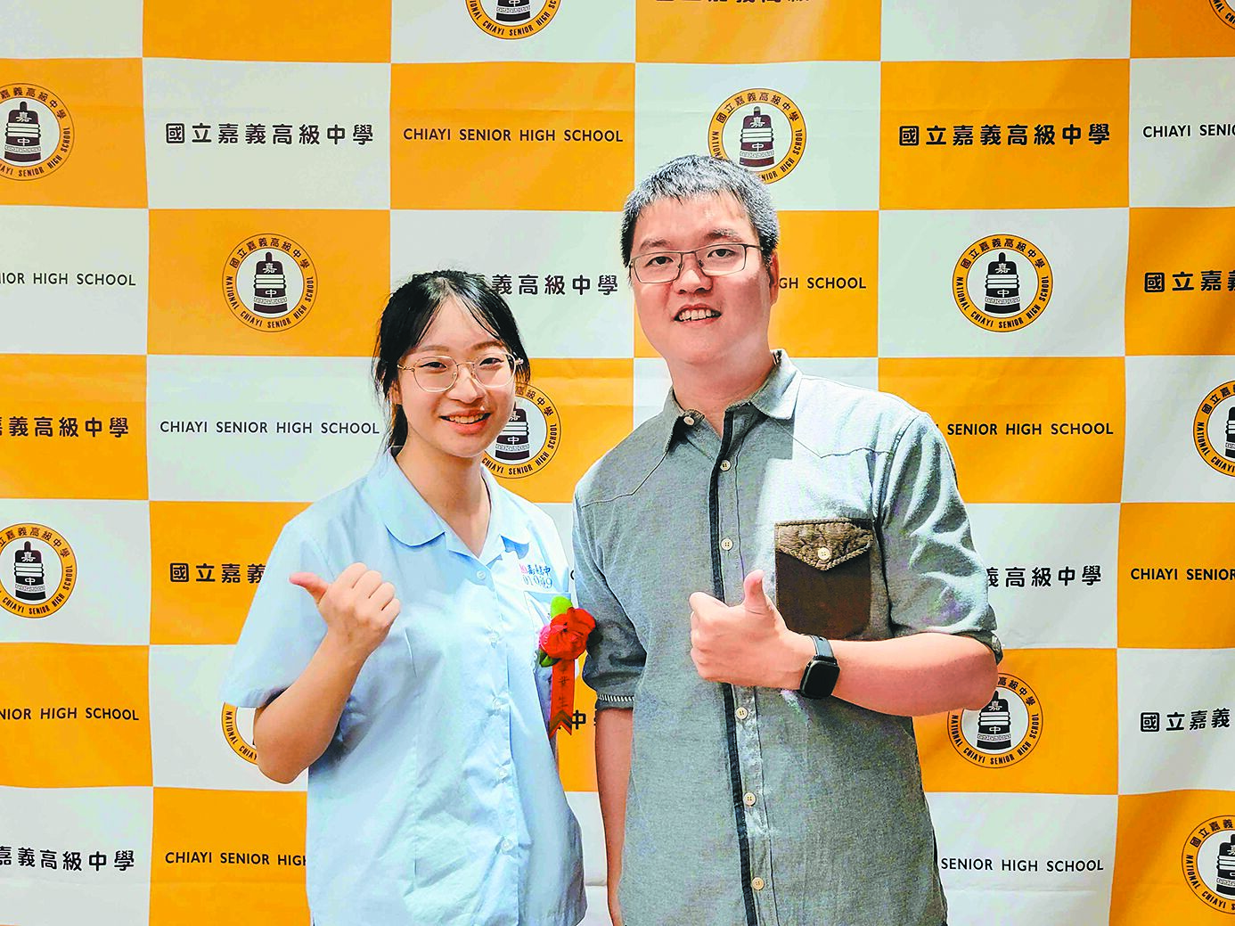 台灣大學申請入學3日放榜,嘉義高中科學班學生蘇玥儒(左)摘下台大醫學系榜首,開心與科學班導師謝閔豐(右)合影。(嘉義高中提供/呂妍庭嘉義傳真) image