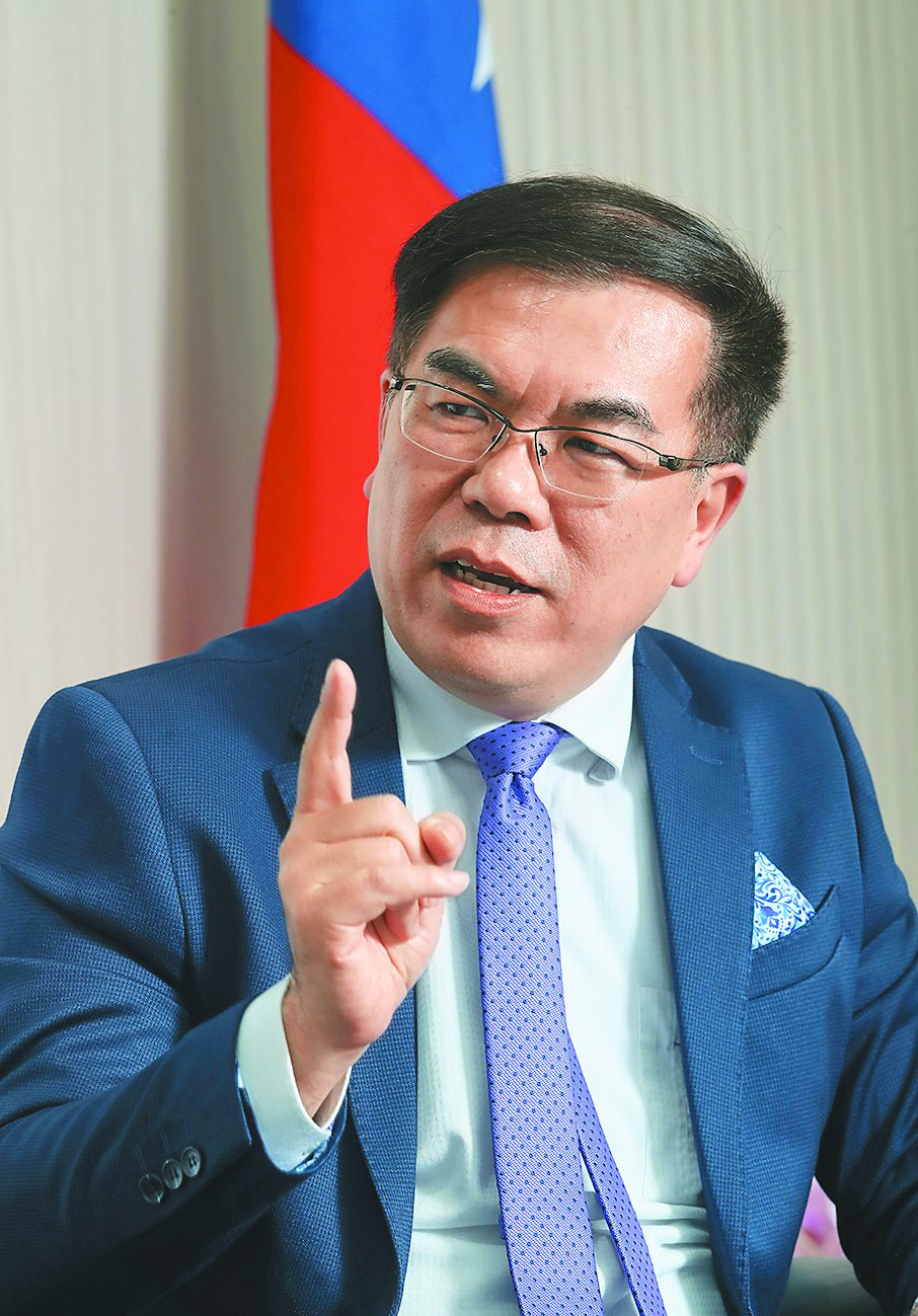 環境部長彭啟明表示,短時間內不會完全限塑,將與文化部合作,透過文化的方式,如電影置入、明星代言等,讓大家知道這件事很重要。(劉宗龍攝) image