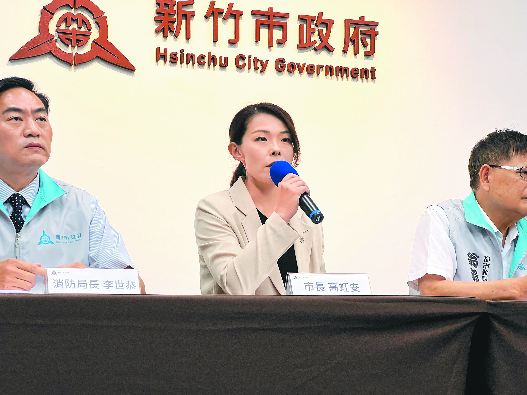 新竹市長高虹安(中)4日舉行記者會表示,市府將向中央建議修法,將防火區畫納入集合式住宅安檢項目,也要明訂集合式住宅將一般電源與緊急電源應明確區隔設置。(王惠慧攝) image