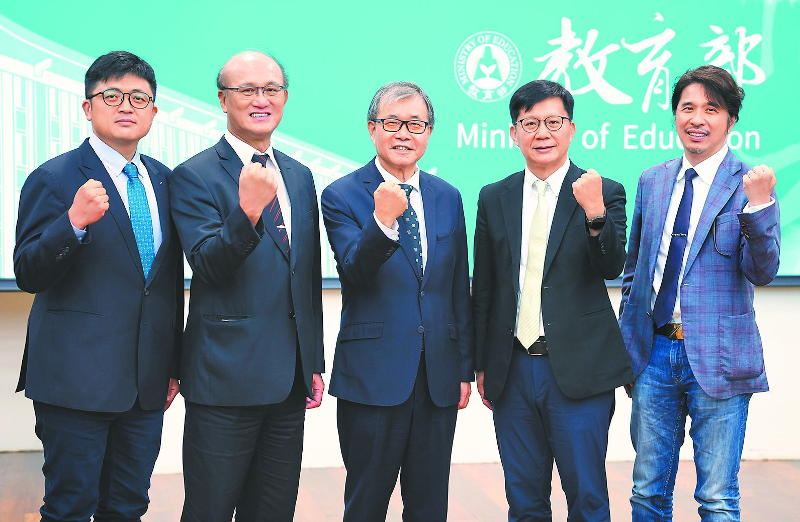 教育部長鄭英耀(中)與教育部主任祕書林柏樵(左一)、教育部常務次長林騰蛟(左二)、教育部政務次長張廖萬堅(右二)、教育部政務次長葉丙成(右一)合影。(陳俊吉攝) image