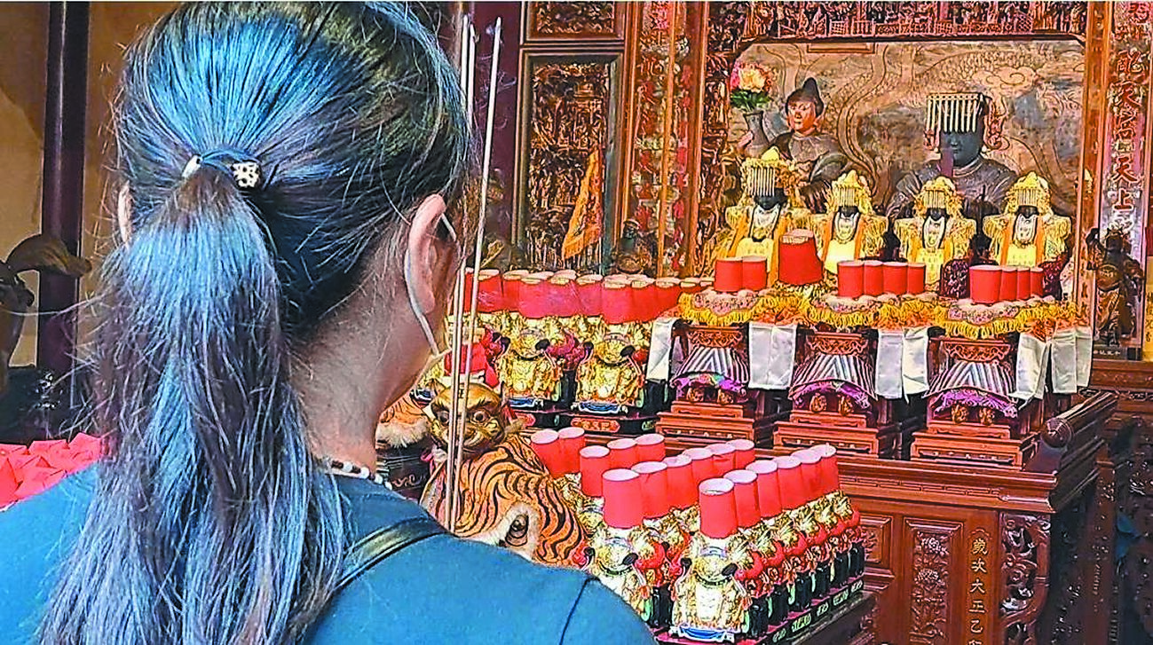 嘉義縣某國小女童被代課老師不當管教,出現情緒障礙症狀,女童家長到住家附近廟宇拜拜,祈求神明保佑女兒。(讀者提供/呂妍庭嘉義傳真) image