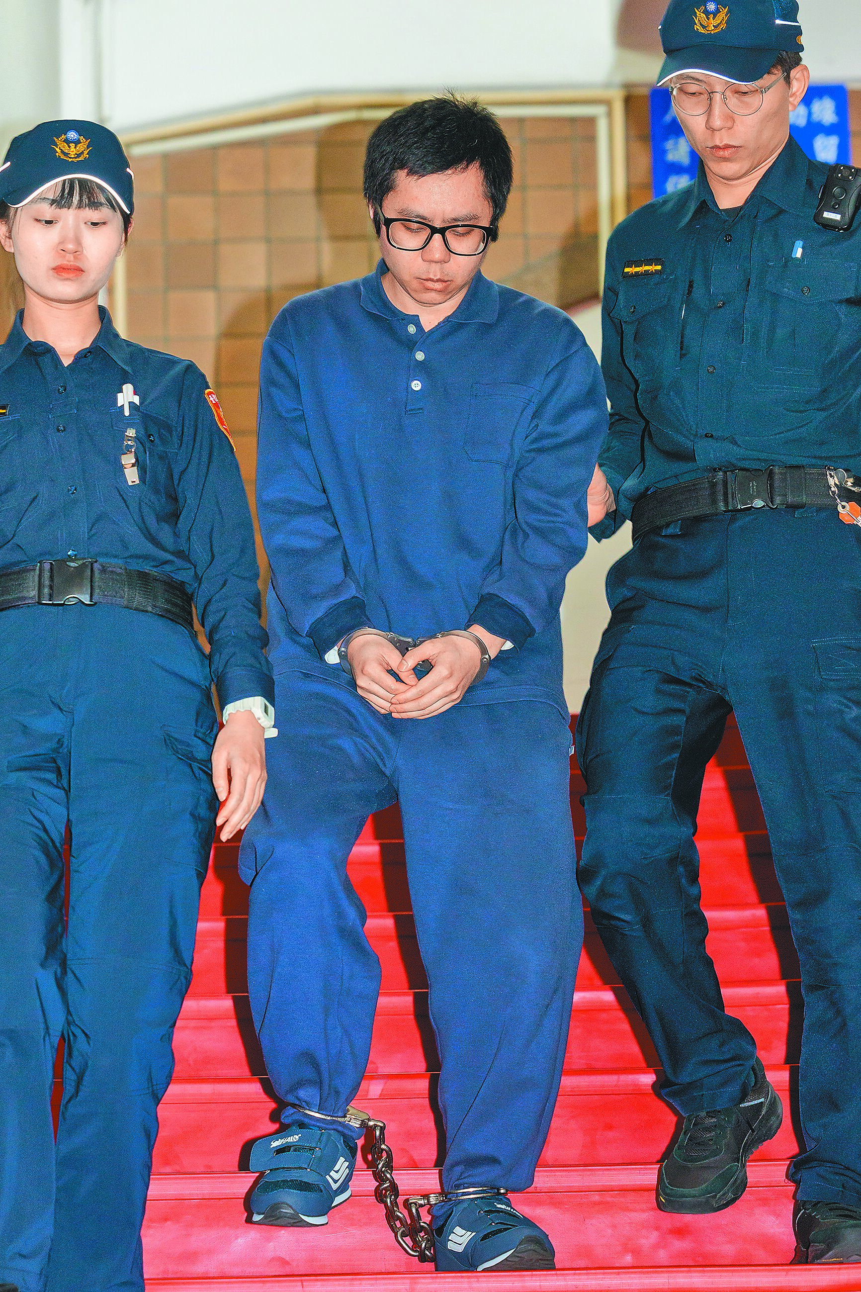 男子陳柏諺(中)2022年殺死馬來西亞籍蔡姓女大生,二審仍判無期徒刑。(本報資料照片) image