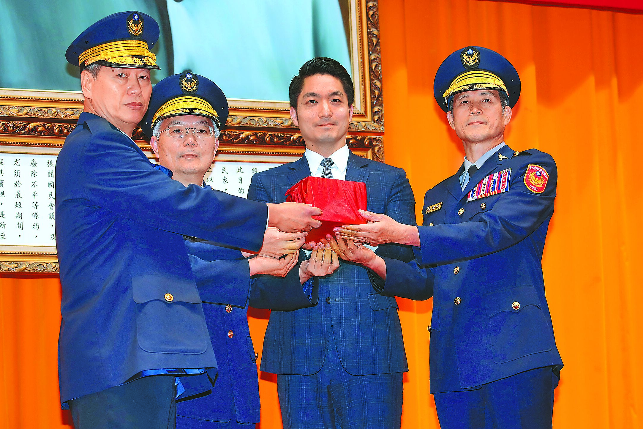 台北市警察局長6日交接,市長蔣萬安(右二)主持、警政署長張榮興(左二)監交,新任局長李西河(右一)從代理局長李謀旺(左一)手中接過印信。
(黃世麒攝) image