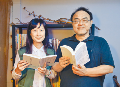 作家駱以軍(右)戀故事、鄭穎(左)戀古物,兩人對這樣的痴迷都覺得「何其有幸」。(范揚光攝) image