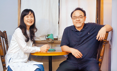 作家駱以軍(右)、鄭穎(左)夫妻受訪時暢談寫作心得。(范揚光攝) image