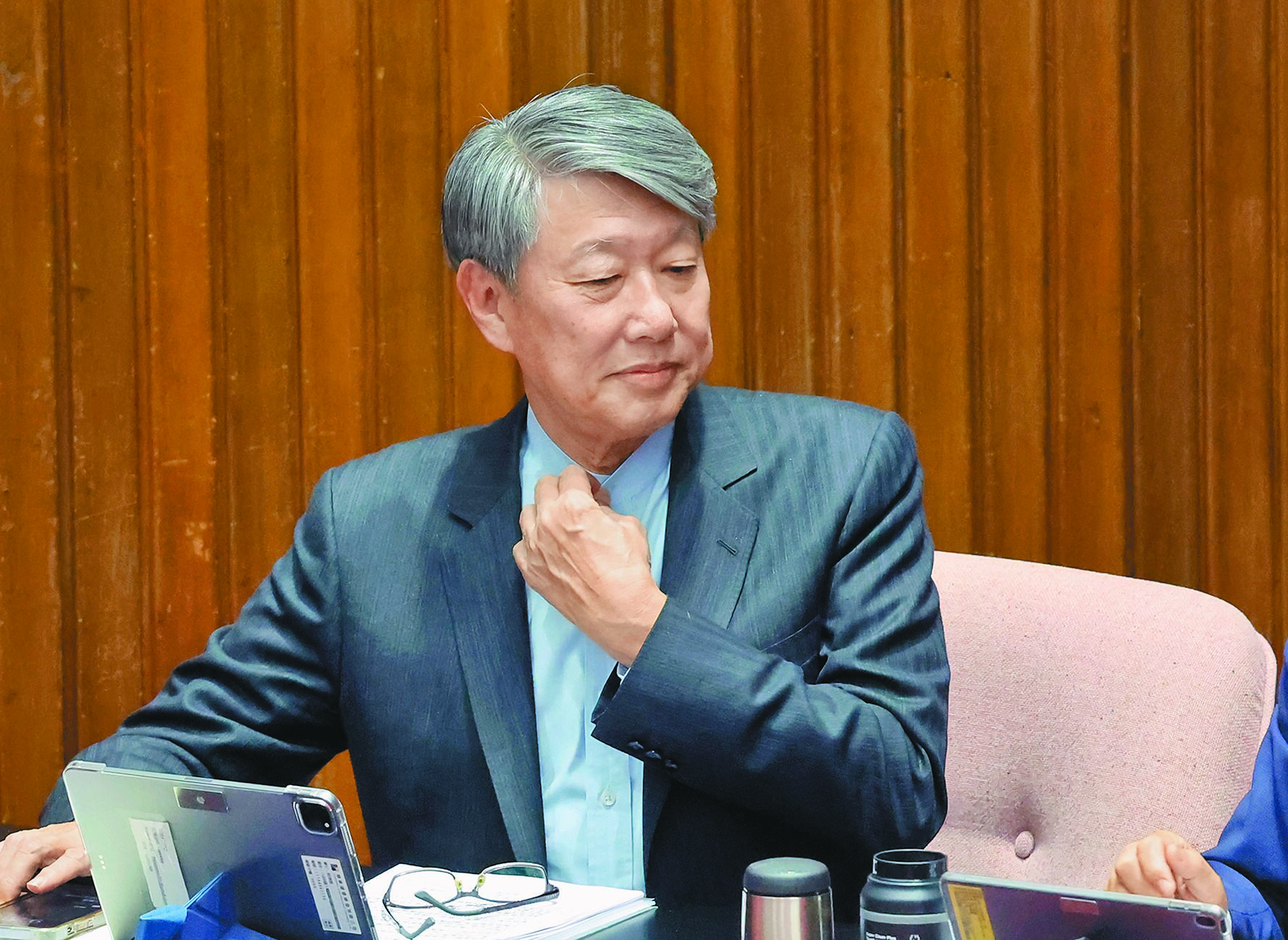 經濟部長郭智輝日前直言,核二、核三可以延役20至30年,不過在6日晚間1場餐敘綠委與郭「當面溝通」後,郭改口稱「非核家園的態度沒有改變」。(姚志平攝) 經濟部長郭智輝日前直言,核二、核三可以延役20至30年,不過在6日晚間1場餐敘綠委與郭「當面溝通」後,郭改口稱「非核家園的態度沒有改變」。(姚志平攝)