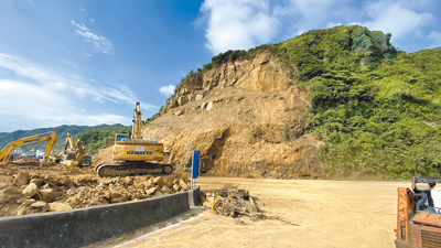基隆市中正區北寧路平浪橋頭發生大規模土石崩塌,交通部公路局9日清空土石,10日開始施作緊急邊坡防護工程。(交通部公路局提供/張志康基隆傳真) image