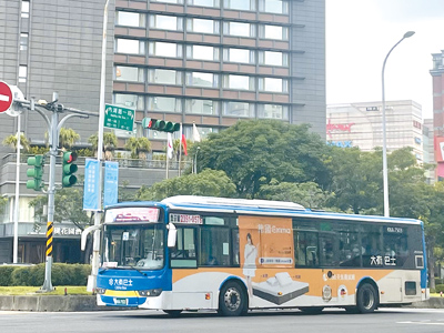 台北市公車自2019年起實施上下車都要刷卡,統計乘客起訖站資料供業者優化路線。(劉彥宜攝) image