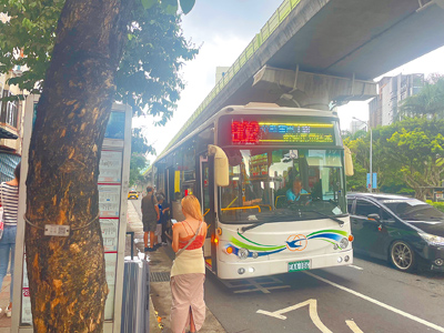 台北市公車自2019起實施上下車刷卡,以便業者做路線優化,市議員提醒,公車應以服務為主,用「加法」作為路線、站點的營運考量,因應新設企業和捷運路線也要一併通盤考量。(劉彥宜攝) image