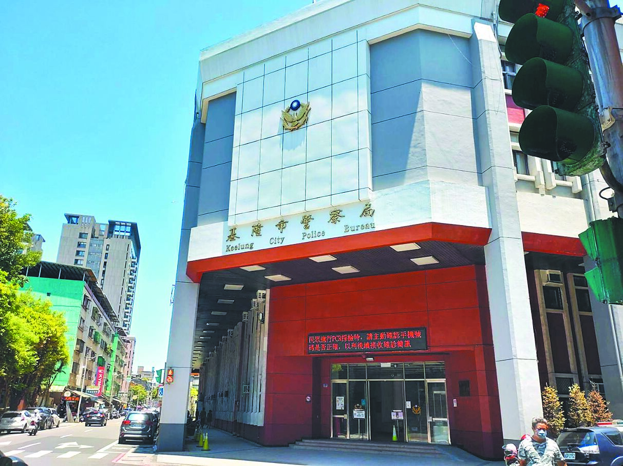 基隆市警察局傳出有員警涉嫌在有女陪侍的KTV插乾股,基隆地檢署檢察官指揮廉政署、調查局及基隆市警察局等單位合力偵辦。(張志康攝) image
