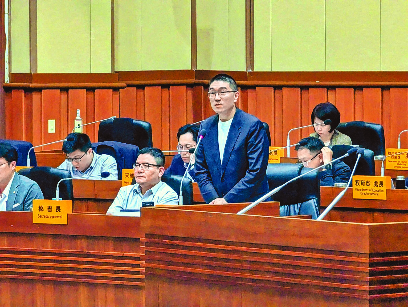 基隆市議會12日審查市府編列里鄰長、區公所公務電動機車預算,由於鄰長身分引發適法性問題,市長謝國樑(前右)表示,鄰長公務電動機車是列在區公所財產,由區公所出借給有需要的鄰長,在內政部函釋回覆前,市府不會動支預算。(張志康攝) image