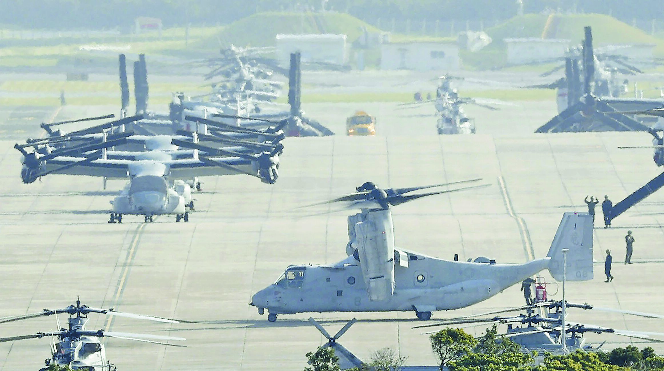 駐地在日本沖繩的美國海軍陸戰隊航空站,停放許多架MV-22魚鷹運輸機,12月將開始移師關島。(美聯社) image