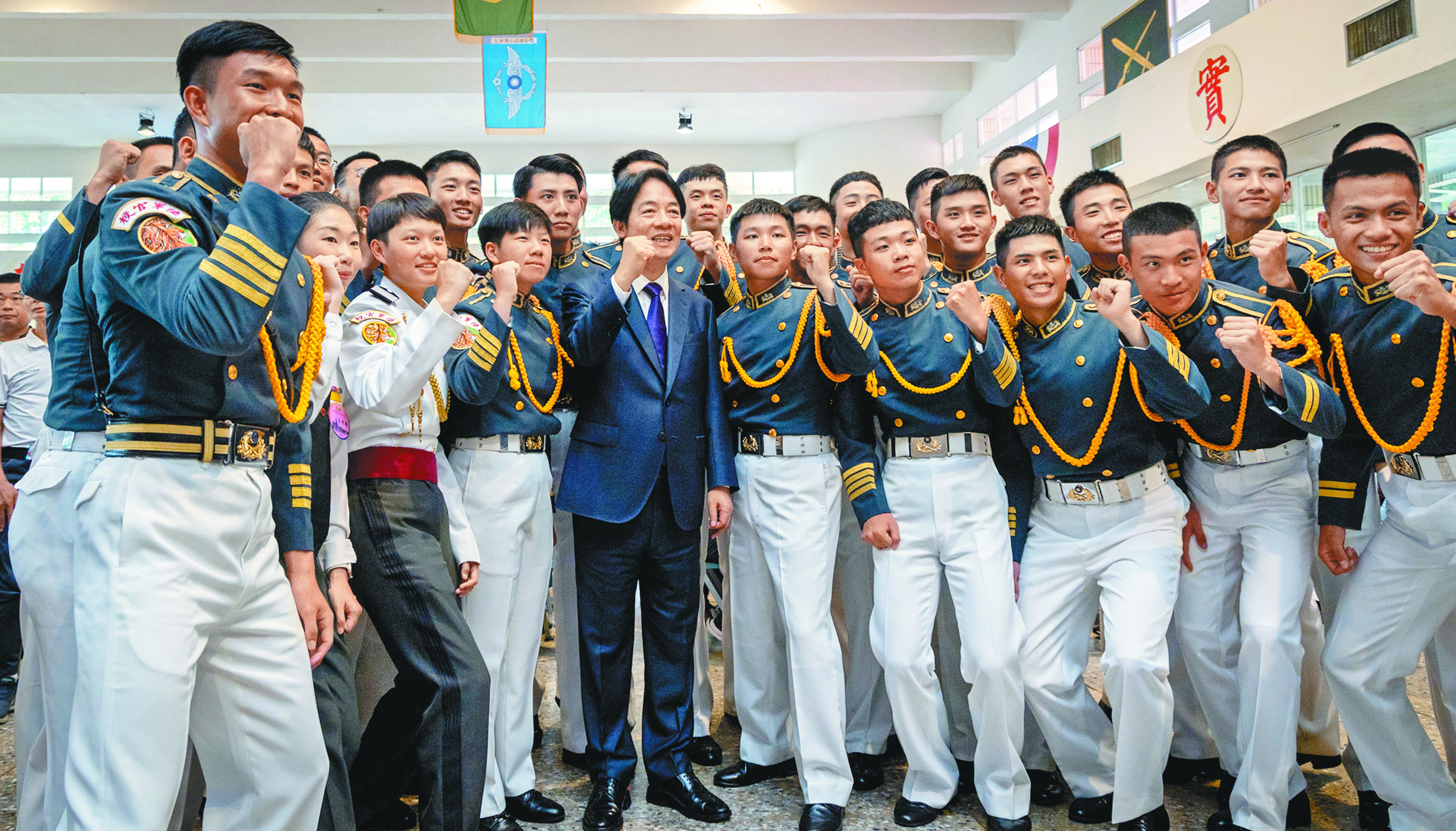 賴清德總統「首戰即終戰」惹議!國防部長顧立雄17日答詢表示,賴總統的意思就是要強化防衛能力,強調「我們從來沒有求戰」。圖為賴清德總統(中)16日與陸官學員合影留念。(總統府提供) image