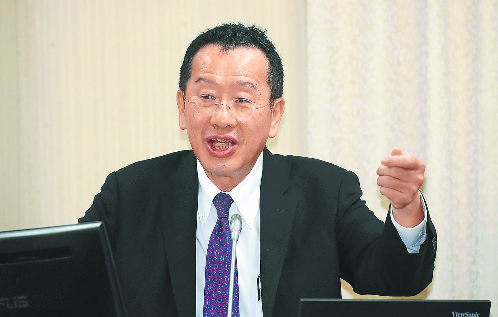 國民黨立委翁曉玲17日批賴清德總統的「新兩國論」,矮化台灣,國防部長顧立雄直言,「中華人民共和國現在事實存在,這是無庸置疑的事實」。(劉宗龍攝) image