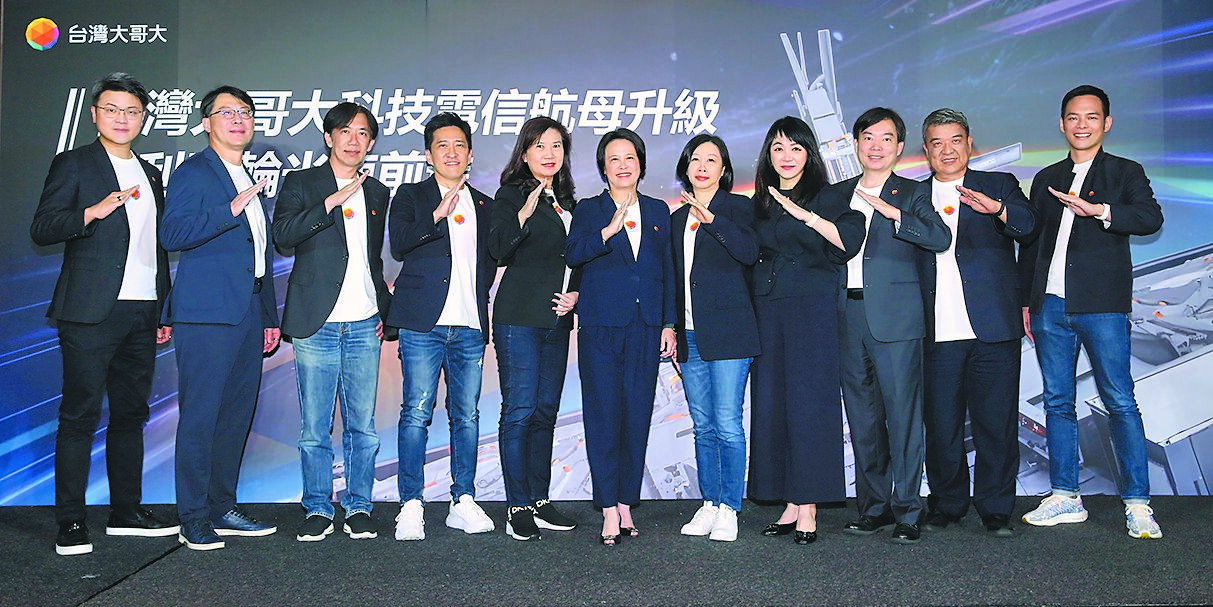 台灣大哥大總經理林之晨(右一)18日率經營團隊共同公布合併台灣之星後的半年成績單與前景展望。(台灣大提供/黃琮淵台北傳真) image