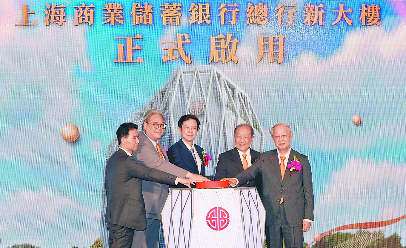 上海商銀第六代總行大樓18日舉行啟用典禮,總經理郭進一(左起)、常務董事榮康信、金管會副主委陳彥良、董事長李慶言、獨立董事陳木在等一同出席。(杜宜諳攝) image