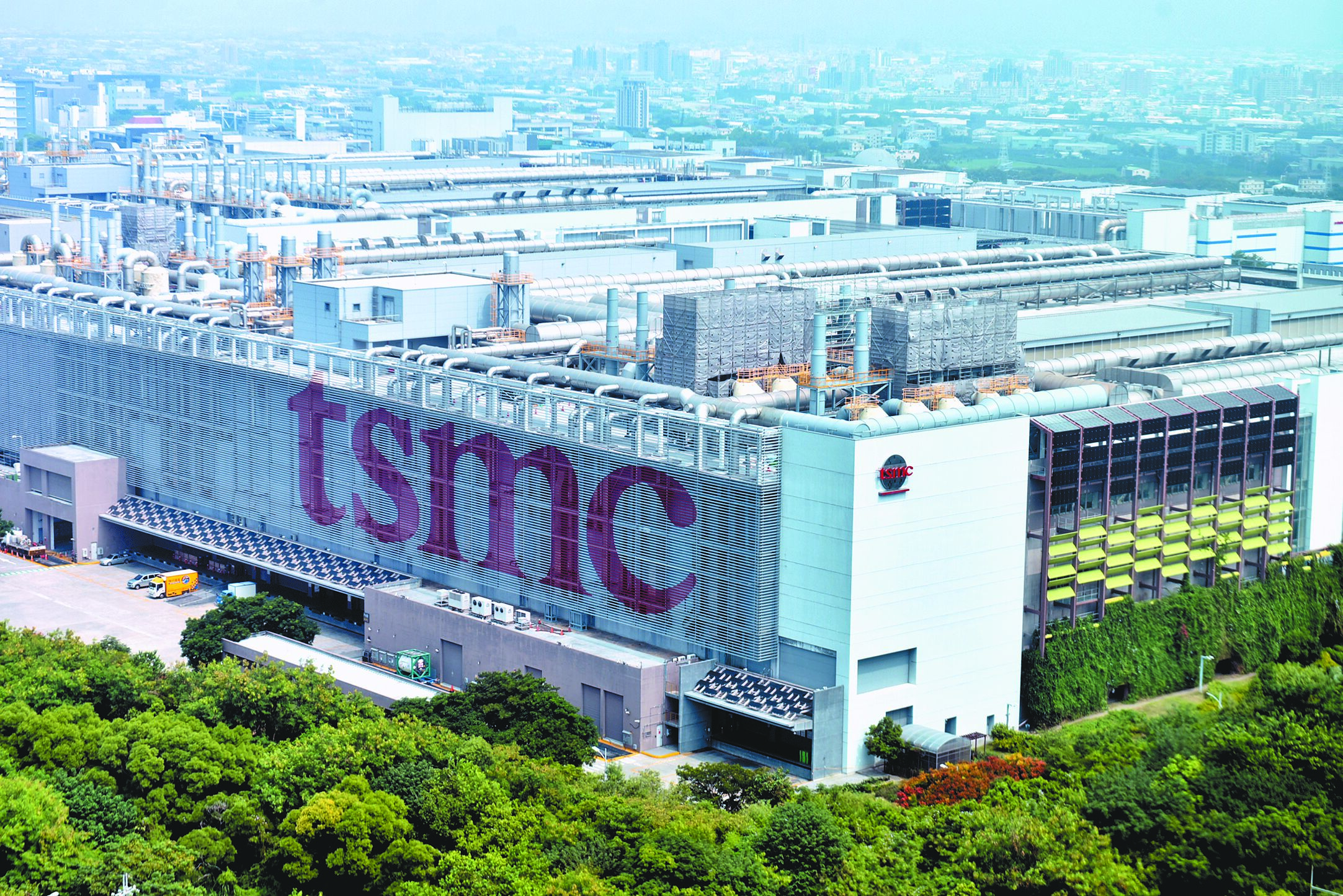 台積電在嘉義科學園區規劃興建兩座CoWoS先進封裝廠,21日順利通過環評初審。圖為台積電中部科學園區廠房。(本報資料照片) image