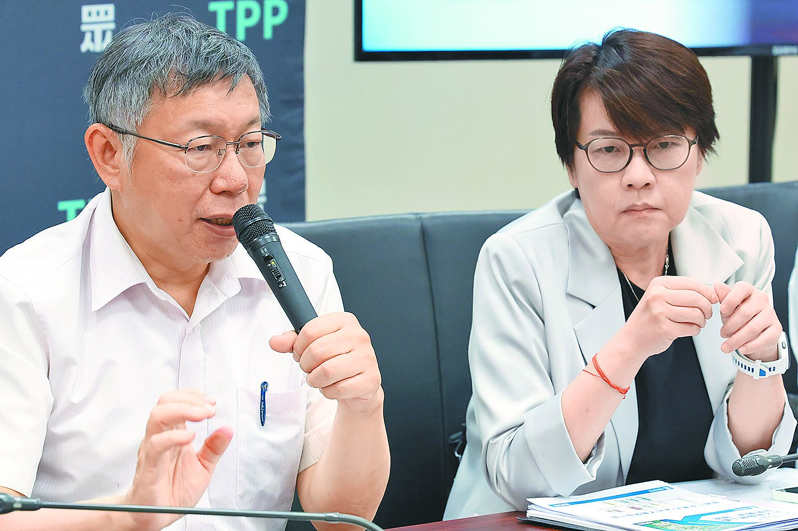 民眾黨主席柯文哲(左)25日炮轟賴清德毀憲亂政,選前說要到立法院國情報告,當選後翻臉不認人,賴清德是在宣告自己沒信用、說謊。(鄧博仁攝) image