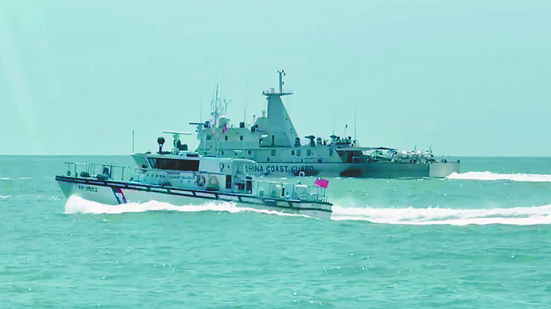 4艘大陸海警船25日清晨無預警直驅金門海域,一度逼近金湖成功海岸僅約5海浬,海巡署立刻派出3艘海巡艇驅離至禁限制水域外,全程歷時約2小時。(海巡署提供/于家麒金門傳真) image