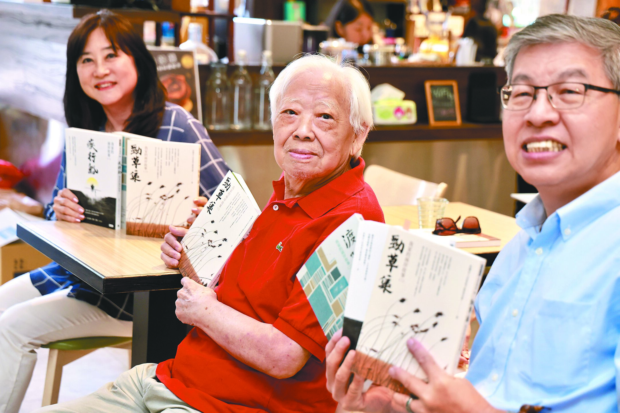 92歲的現代抽象藝術家霍剛老師(中)出席《勁草集》發表會,與沈春池文教基金會祕書長石靜文(左),時報文化出版董事長趙政岷共同回顧大時代。(時報出版提供/李怡芸台北傳真) image