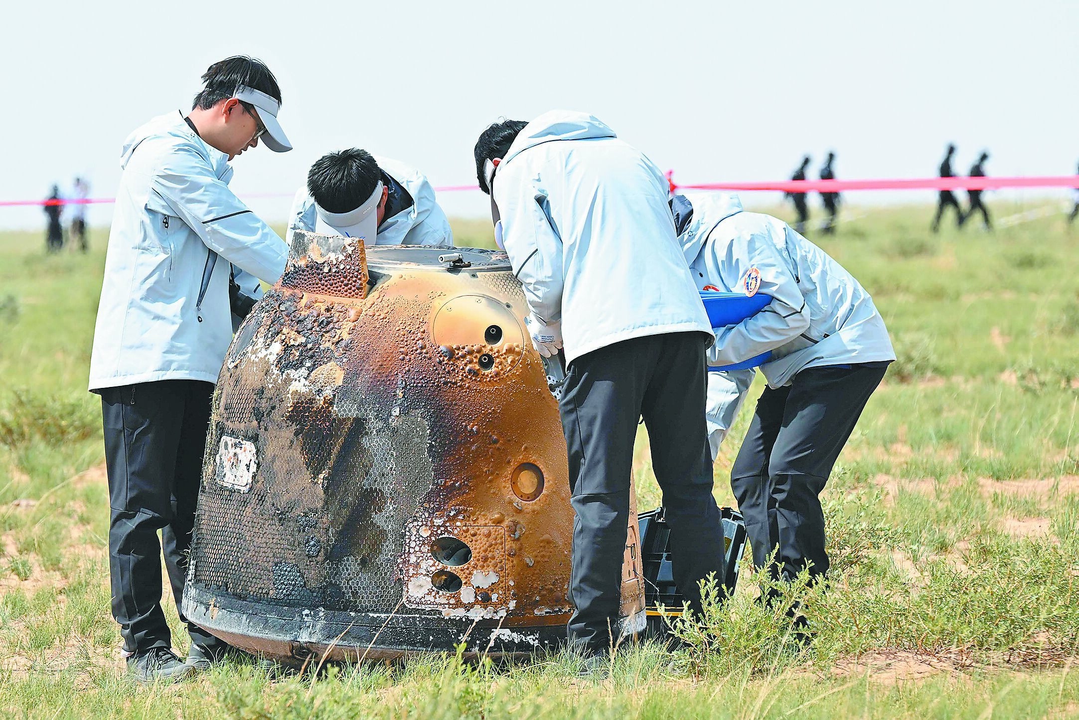 大陸嫦娥六號登月艙25日安全著陸在內蒙古四子王旗預定區域,完成全球首次的月球背面採集樣本任務。(新華社) image