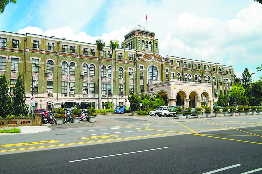 民進黨兵分四路聲請釋憲,但應是行政院覆議不成,行政機關根據立院通過的法案執行,碰到窒礙難行之處才思考提釋憲。(本報資料照片) image