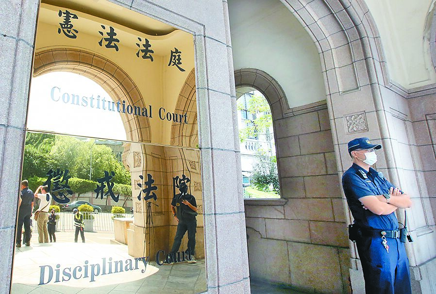 民進黨團總召柯建銘26日前往司法院遞送釋憲聲請書。(范揚光攝) image