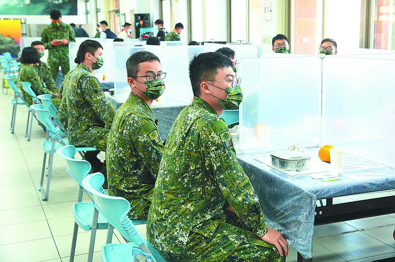 蛋價慘跌,農業部長陳駿季發文建議國軍多食用雞蛋。圖為陸軍官兵在餐廳就定位等待用餐。(本報資料照片) image