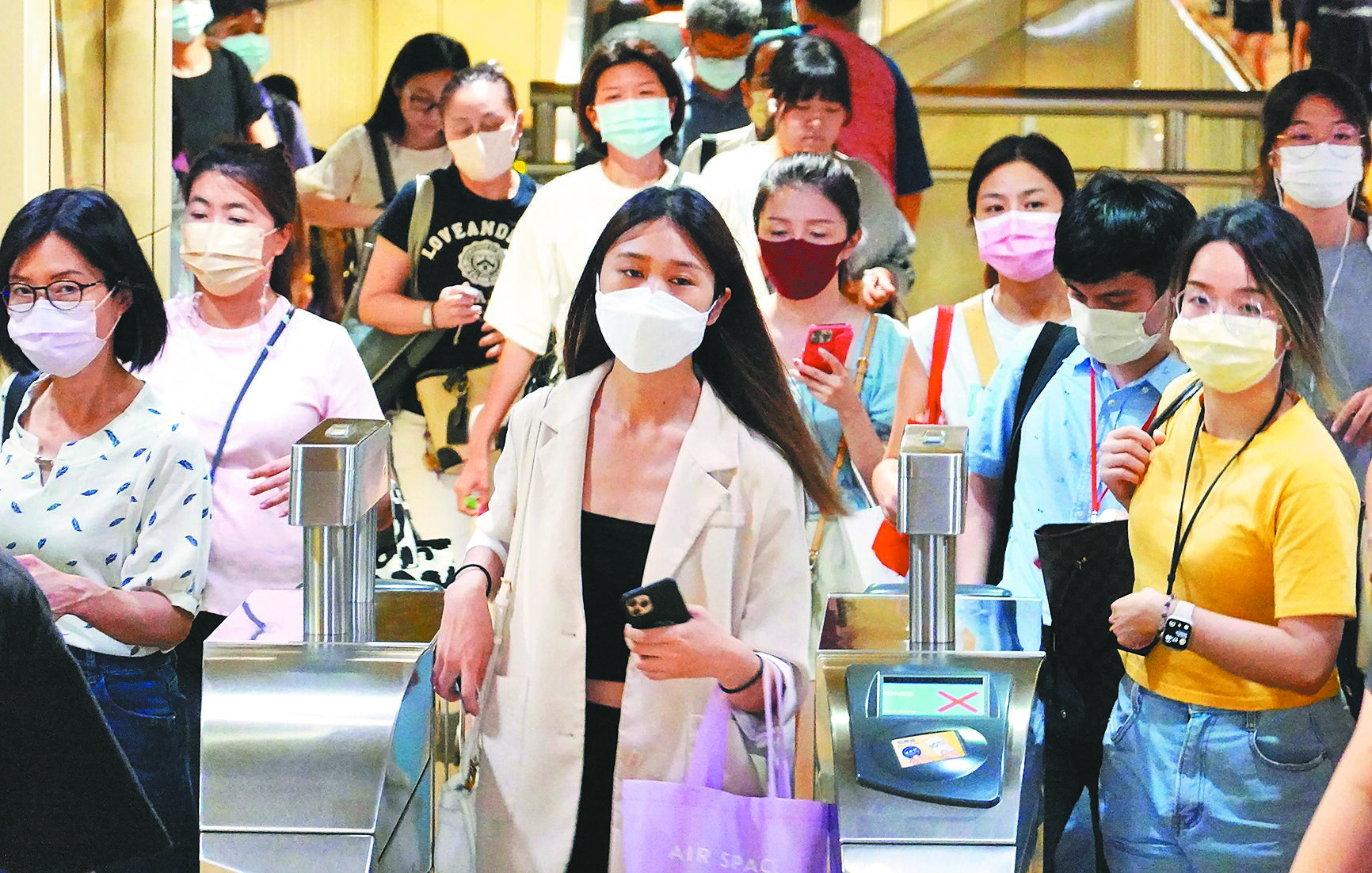 台灣面臨Omicron第6波疫情,疾管署研判7月中旬將達到高峰。不少民眾進出捷運站戴口罩保護自己。(本報資料照片) image