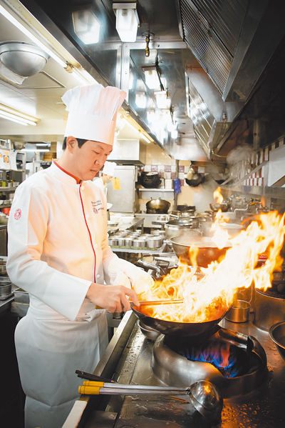 榮獲《新加坡米其林指南》一星榮譽的「四川飯店」第三代傳人陳建太郎,客座「上海醉月樓」。(台北遠東香格里拉提供) image