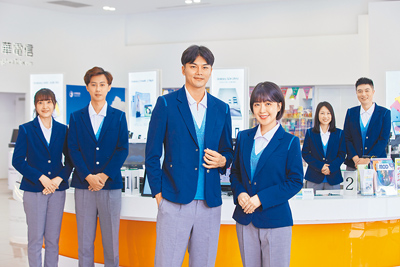 為了實現企業淨零目標,中華電信自112年起將門市提袋更新為符合全球標準FSCTM認證的材質,113年進一步將提袋與袋繩採用高達80%以上回收紙漿製成。全台683間直營及特約門市服務人員將於7月1日起換裝新制服(見圖),除以中華電信優質網路訊號為設計意象,並以100%環保回收聚酯纖維材質布料、環保數位印花技術製成,亦設計孕婦裝款式,讓女性同仁在孕期期間可以著舒適的工作服為客戶服務。(中華電信提供) image