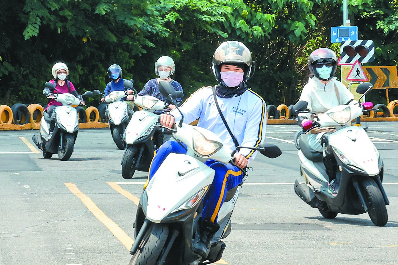 交通部昨公布今年1至4月道路交通事故造成982人死亡,探究死亡數據,有590人、占60.1%是跟機車族有關。(本報資料照片) image