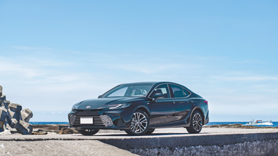 TOYOTA CAMRY HYBRID旗艦版車頭採雙髻鯊造型,C字形LED頭燈融入橫條與菱格網狀的水箱護罩,展現動感霸氣,售價125萬元。(陳大任攝) image