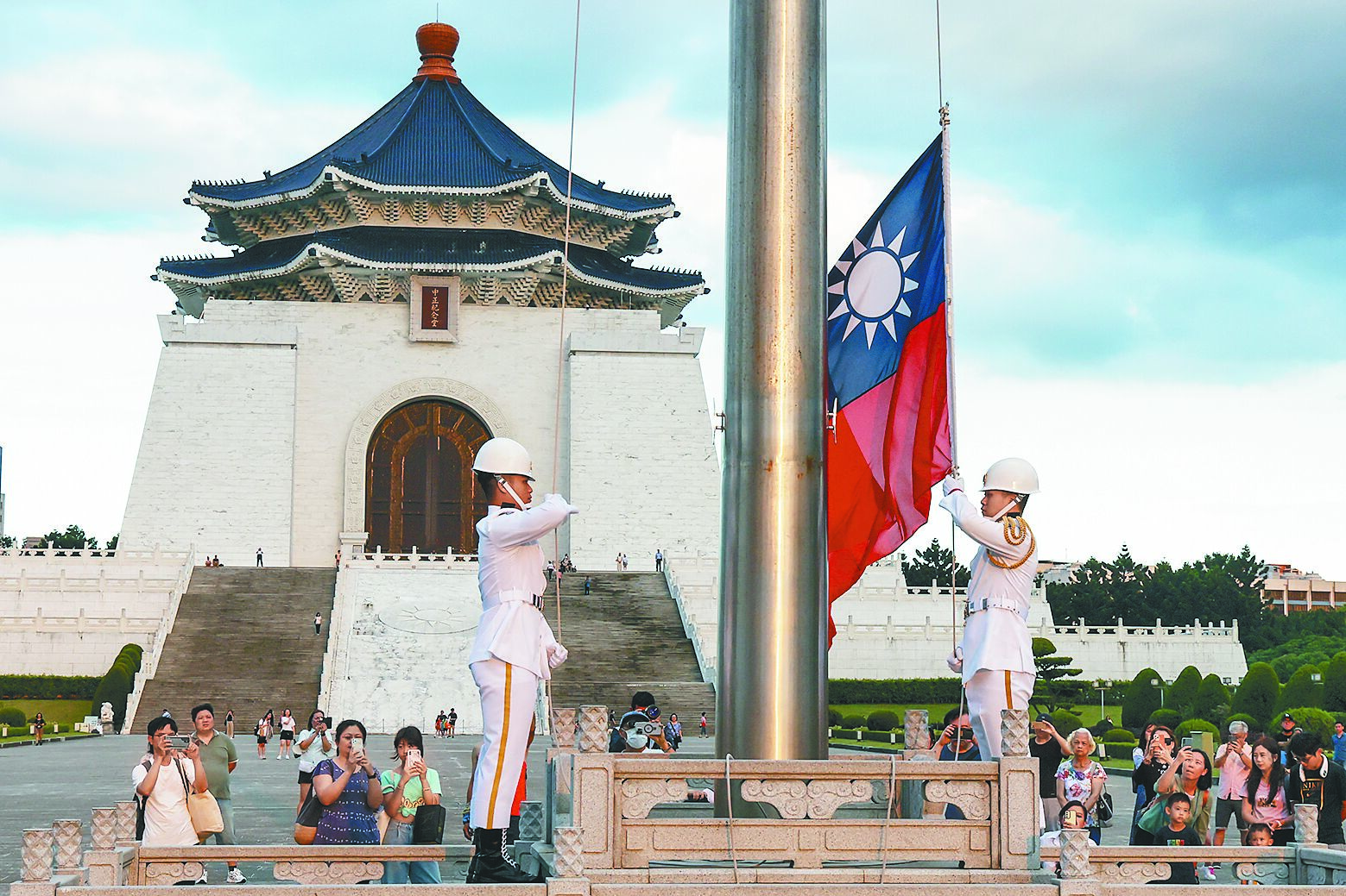 文化部12日表示,自7月15日起國軍儀隊將移出中正紀念堂蔣介石銅像大廳。圖為儀隊降旗典禮時,吸引許多國內外遊客參與。(本報資料照片) image