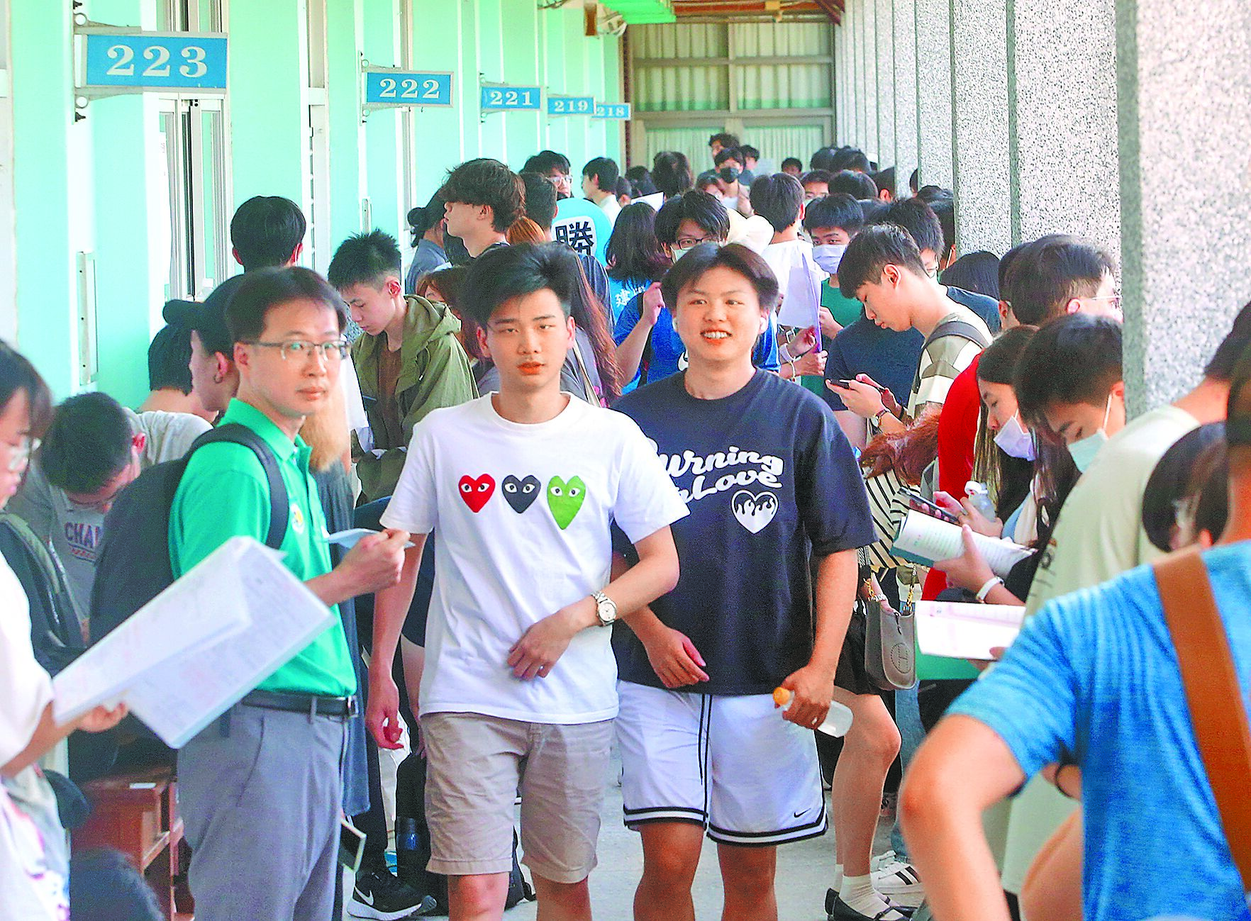 113學年度分科測驗12日登場,今年有4.2萬人報名,選考科目以數學甲2.6萬人最多,台北市建國中學考場考生們在試場外等候考試。(趙雙傑攝) image