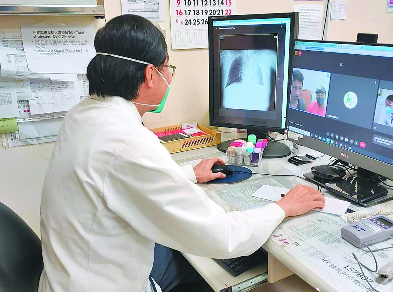 健保署將台東鹿野、嘉義大埔等69鄉鎮和54個矯正機關納入遠距醫療給付。圖為花蓮縣秀林鄉衛生所採用遠距醫療看診。(花蓮縣衛生局提供) image