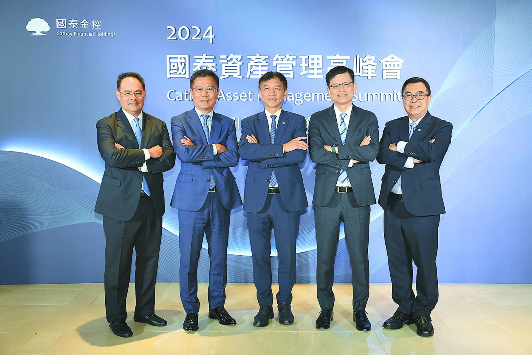 國泰金控在銀行、保險穩健發展下,完備資產管理事業為第三獲利引擎,並集結其他子公司通路、商品開發能力,共同推動台灣資產管理國際化;由左至右為國泰金控資深副總經理孫至德、國泰人壽總經理劉上旗、國泰投信董事長張錫、國泰世華銀行總經理李偉正及國泰投信總經理張雍川。(國泰金控提供) image