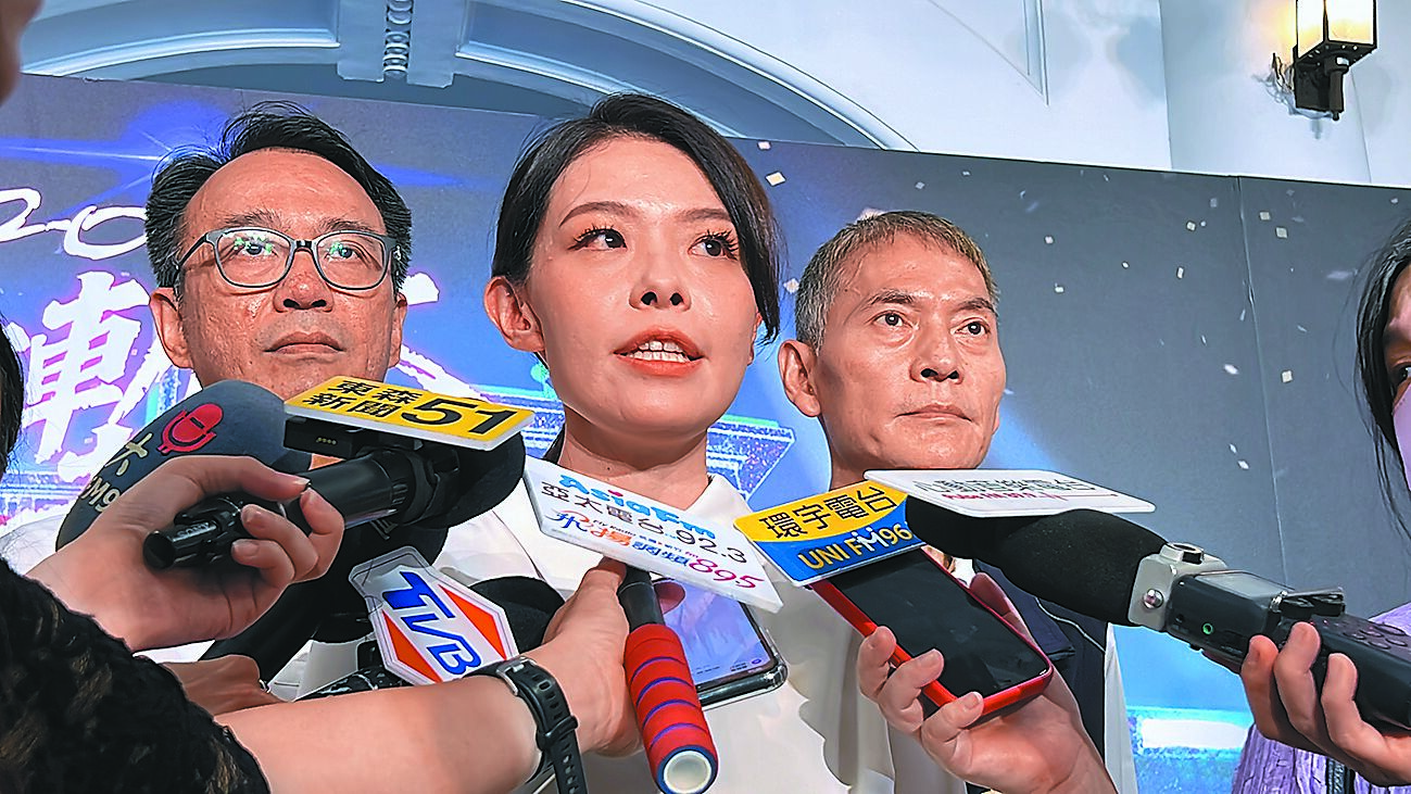 新竹市長高虹安(中)擔任立委期間涉嫌詐領助理費案,台北地院24日將宣判,高虹安18日出席市府活動表示,目前市政活動如常進行,近期不實謠言包括辭職、交棒等都是空穴來風。(王惠慧攝) image