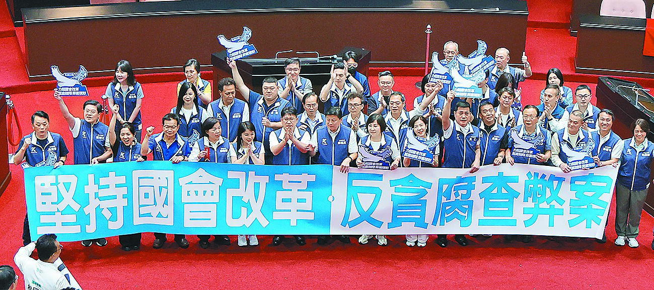 國民黨立委翁曉玲18日表示,若憲法法庭釋憲結果認為「國會改革法案」部分有問題,那就再修法。圖為國民黨立委在議場內拉起「堅持國會改革,反貪腐查弊案」布條。(本報資料照片) image